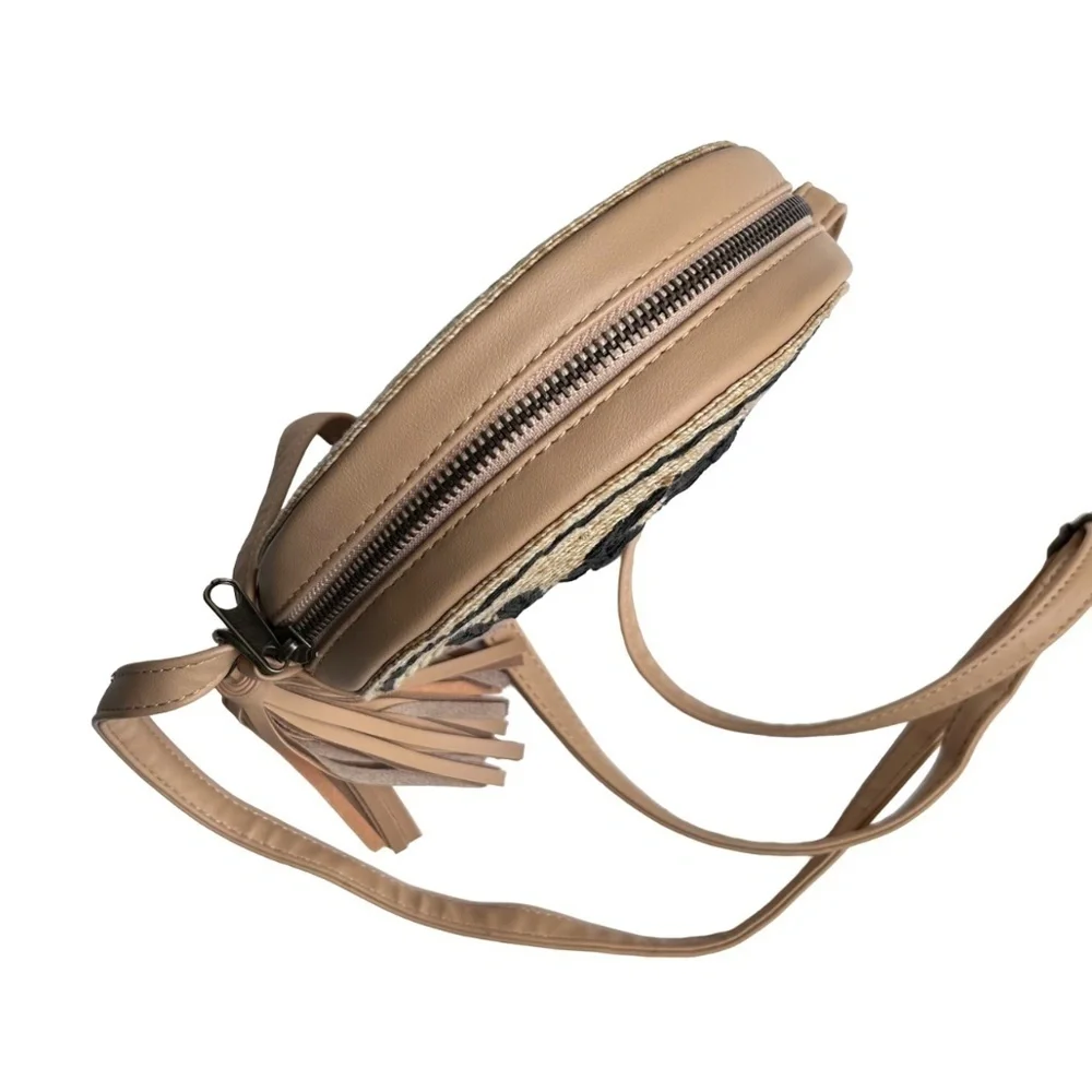 Art Class Straw w/ Straw Appliqués CrossbodyShoulder Bag LIKE NEW